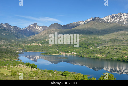 Serbatoio artificiale in Calacuccia con Paglia Orba e cinque frati picchi, Niolo Valley, centrale Monti, Corsica, Francia Foto Stock