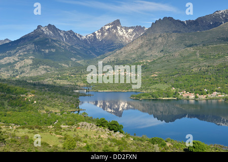 Serbatoio artificiale in Calacuccia con Paglia Orba e cinque frati picchi, Niolo Valley, centrale Monti, Corsica, Francia Foto Stock