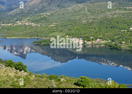 Serbatoio artificiale in Calacuccia con Paglia Orba e cinque frati picchi, Niolo Valley, centrale Monti, Corsica, Francia Foto Stock