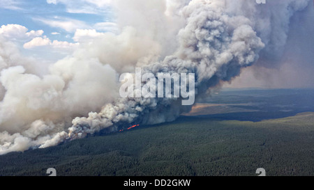 Vista aerea di fumo e di fiamme dal druido complesso wildfire Agosto 17, 2013 nel Parco Nazionale di Yellowstone, MT. La wild incendi avviato da un fulmine colpisce non hanno chiuso il parco per i visitatori. Foto Stock