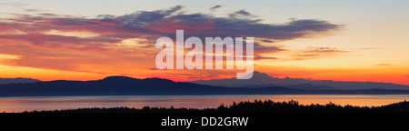 Alba cielo sopra il Monte Baker e Juan de Fuca Strait come visto dal Monte Tolmie-Victoria, British Columbia, Canada. Foto Stock