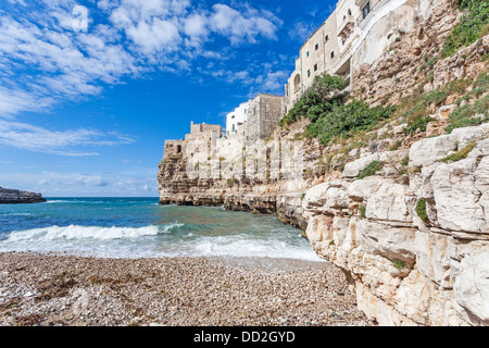 La suggestiva scogliera-top comune di Polignano a Mare in Puglia, Italia meridionale con le sue case dipinte di bianco sulla baia Foto Stock