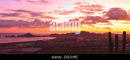 Vista di Cabo San Lucas e punta di Baja; Baja California Sur, Messico Foto Stock