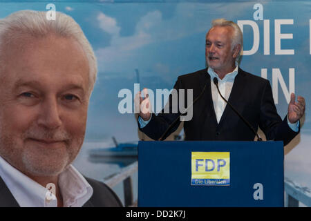 Eckernfoerde, Germania . 23 Ago, 2013. Il famoso FDP politico e candidato parlamentare Wolfgang Kubicki presso il festival estivo di FDP Schleswig-Holstein Gut Altenhof a credito di Eckernfoerde: Björn Deutschmann/Alamy Live News Foto Stock