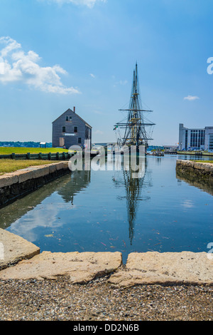 L amicizia di Salem nave costruita nel 1797 e catturata dai britannici nella guerra del 1812 al suo dock in Salem, MA. Foto Stock