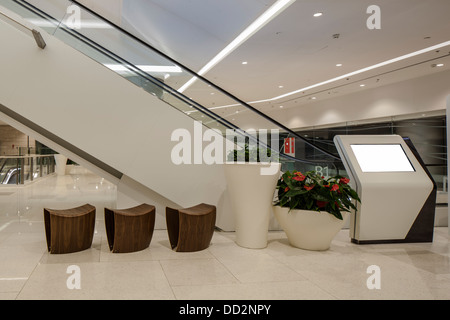 Moderne scale mobili automatici in mall lobby Foto Stock