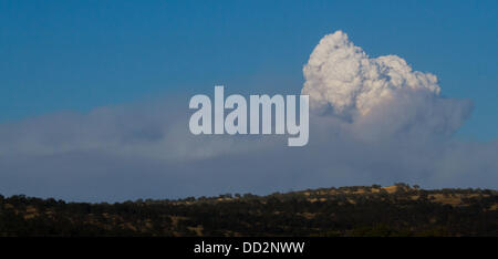 Prati Buck, CA, Stati Uniti d'America. 23 Ago, 2013. Una vista da La Grange CA di un cloud pyrocumulus che formate al di sopra del bordo Fire. Il cerchio Incendio di Stanislao National Forest lungo l'autostrada 120 continua a crescere. Secondo la US Forest Service come di venerdì 23 agosto 2013 pomeriggio il fuoco è cresciuto a 125,620 acri con solo il 5 per cento di contenimento più con le evacuazioni in Tuolumne City, CA e nelle aree vicine lungo la statale 108 corridoio. Il fuoco continua a diffondersi in diverse direzioni comprese verso il Parco Nazionale di Yosemite. Credito: Marty Bicek/ZUMAPRESS.com/Alamy Live News Foto Stock