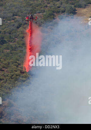 Prati Buck, CA, Stati Uniti d'America. 23 Ago, 2013. Uno dei vari gru copters ritardante di gocce sulla cresta orientale del fiume Tuolumne a rallentare la diffusione del fuoco di RIM. Il cerchio Incendio di Stanislao National Forest lungo l'autostrada 120 continua a crescere. Secondo la US Forest Service come di venerdì 23 agosto 2013 pomeriggio il fuoco è cresciuto a 125,620 acri con solo il 5 per cento di contenimento più con le evacuazioni in Tuolumne City, CA e nelle aree vicine lungo la statale 108 corridoio. Il fuoco continua a diffondersi in diverse direzioni comprese verso il Parco Nazionale di Yosemite. (Credito Immagine: © Marty Bicek/ZUMAPRE Foto Stock