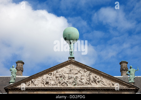 Palazzo Reale di Amsterdam, Paesi Bassi dettagli architettonici, statua di Atlante che regge il globo e rilievi sul frontone. Foto Stock