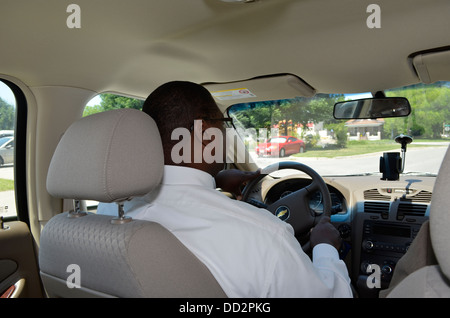 Due maschi parole ufficiali nel veicolo sul loro modo di incontrare un parolee al suo posto di lavoro. Foto Stock