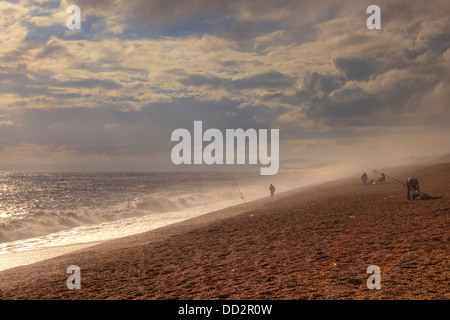 La pesca nel mare di nebbia sulla Chesil Beach, Abbotsbury, Dorset, England, Regno Unito Foto Stock