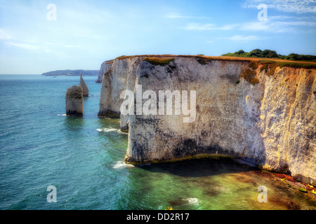 Cliff linea con formazioni di gesso vicino al Old Harry Rock, Purbeck, Dorset, England, Regno Unito Foto Stock