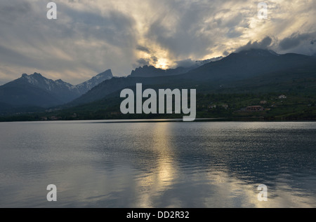 Serbatoio artificiale in Calacuccia con Paglia Orba e cinque frati picchi, Niolo Valley, centrale Monti, Corsica, Francia Foto Stock