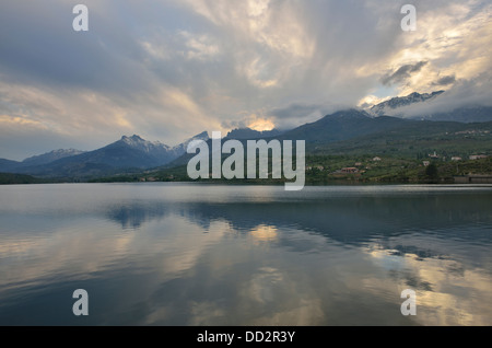 Serbatoio artificiale in Calacuccia con Paglia Orba e cinque frati picchi, Niolo Valley, centrale Monti, Corsica, Francia Foto Stock