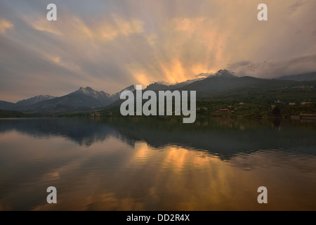 Serbatoio artificiale in Calacuccia con Paglia Orba e cinque frati picchi, Niolo Valley, centrale Monti, Corsica, Francia Foto Stock