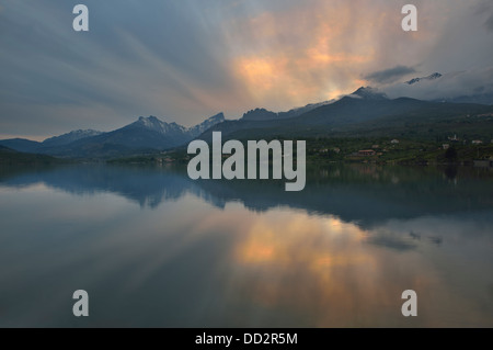 Serbatoio artificiale in Calacuccia con Paglia Orba e cinque frati picchi, Niolo Valley, centrale Monti, Corsica, Francia Foto Stock