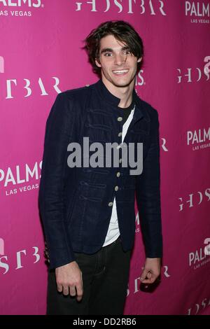 Las Vegas NV. 23 Ago, 2013. RJ Mitte presso gli arrivi per RJ Mitte ventunesimo compleanno festa al Ghostbar, Ghostbar, Las Vegas NV, Agosto 23, 2013. Credito: James Atoa/Everett raccolta/Alamy Live News Foto Stock