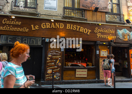 Parigi, Francia, Woman Walking, Street Scenes, tipico ristorante bistrot, "le Grand Bistrot" Front, nel quartiere Latino, turisti, vecchio cartello francese per ristoranti, parigi d'epoca Foto Stock