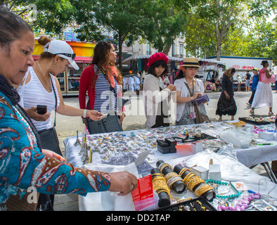 Parigi, Francia, donne Shopping mercato pubblico, nell'area della Bastille, gioielli di bancarelle, shopper la scelta di merci Foto Stock