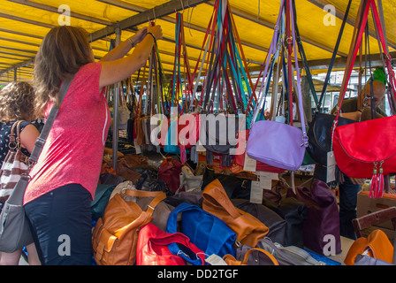 Parigi, Francia, Donna Shopping per la borsetta di mercato, nell'area della Bastille, bancarelle sul Boulevard Richard Lenoir Foto Stock