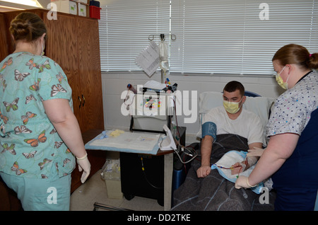 Detenuto riceve in dialisi le unità mediche di una prigione di massima sicurezza, Nebraska membro penitenziario. Foto Stock