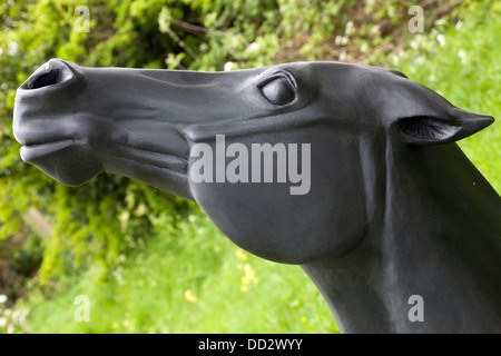 Display di scultura a vigna Bothy Oxfordshire nel maggio 2013 3 Foto Stock