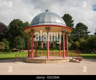 Il ferro battuto in stile vittoriano in bandstand saltaire bradford Foto Stock