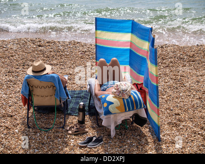 Coppia matura godendo una giornata in spiaggia, Milford on Sea, Hampshire, Regno Unito 2013 Foto Stock