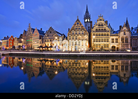 Le case delle corporazioni lungo Graslei nel centro storico di Ghent, Belgio Foto Stock