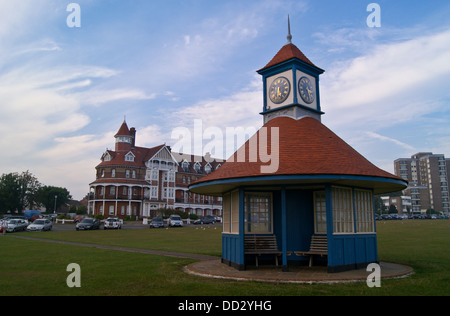 La Torre dell Orologio sul Greensward e Grand Court Apartments, Esplanade, Frinton on-Mare, Essex, Inghilterra Foto Stock