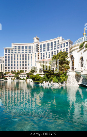 Bellagio Hotel esterno riflessa nell'acqua, Las Vegas Boulevard Foto Stock