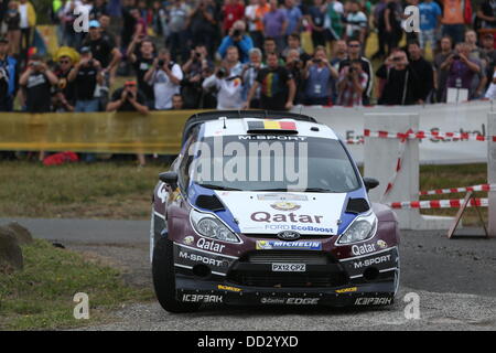 Baumholder, Germania. 24 Ago, 2013. Rally belga driver Thierry Neuville e il suo co-pilota Nicolas Gilsoul guidare attraverso la blindatura sulla zona di addestramento militare durante la undicesima concorrenza dell' ADAC Rallye Deutschland vicino Baumholder, Germania, 24 agosto 2013. Foto: Thomas Frey/dpa/Alamy Live News Foto Stock