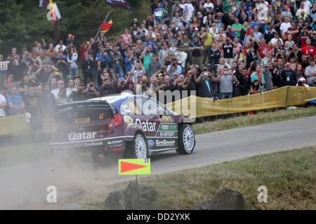 Baumholder, Germania. 24 Ago, 2013. Rally belga driver Thierry Neuville e il suo co-pilota Nicolas Gilsoul guidare attraverso la blindatura sulla zona di addestramento militare durante la undicesima concorrenza dell' ADAC Rallye Deutschland vicino Baumholder, Germania, 24 agosto 2013. Foto: Thomas Frey/dpa/Alamy Live News Foto Stock