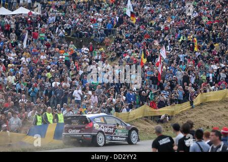 Baumholder, Germania. 24 Ago, 2013. Rally norvegese conducente Mads Ostberg e il suo co-driver Jonas Andersson guidare attraverso la blindatura sulla zona di addestramento militare durante la undicesima concorrenza dell' ADAC Rallye Deutschland vicino Baumholder, Germania, 24 agosto 2013. Foto: Thomas Frey/dpa/Alamy Live News Foto Stock