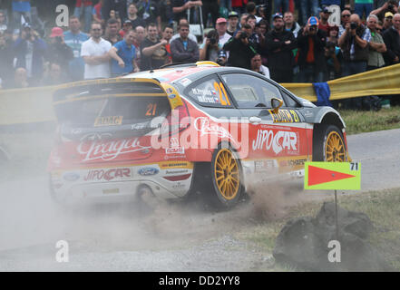 Baumholder, Germania. 24 Ago, 2013. Czech rally pilota Martin Prokop e il suo co-pilota Michal Ernst guidare attraverso la blindatura sulla zona di addestramento militare durante la undicesima concorrenza dell' ADAC Rallye Deutschland vicino Baumholder, Germania, 24 agosto 2013. Foto: Thomas Frey/dpa/Alamy Live News Foto Stock