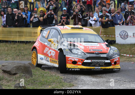 Baumholder, Germania. 24 Ago, 2013. Czech rally pilota Martin Prokop e il suo co-pilota Michal Ernst guidare attraverso la blindatura sulla zona di addestramento militare durante la undicesima concorrenza dell' ADAC Rallye Deutschland vicino Baumholder, Germania, 24 agosto 2013. Foto: Thomas Frey/dpa/Alamy Live News Foto Stock