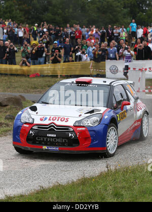 Baumholder, Germania. 24 Ago, 2013. Rally polacco Robert Kubica e il suo co-pilota Maciej Baran guidare attraverso la blindatura sulla zona di addestramento militare durante la undicesima concorrenza dell' ADAC Rallye Deutschland vicino Baumholder, Germania, 24 agosto 2013. Foto: Thomas Frey/dpa/Alamy Live News Foto Stock