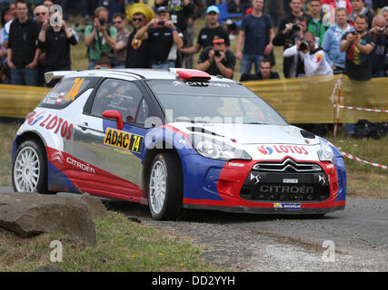 Baumholder, Germania. 24 Ago, 2013. Rally polacco Robert Kubica e il suo co-pilota Maciej Baran guidare attraverso la blindatura sulla zona di addestramento militare durante la undicesima concorrenza dell' ADAC Rallye Deutschland vicino Baumholder, Germania, 24 agosto 2013. Foto: Thomas Frey/dpa/Alamy Live News Foto Stock