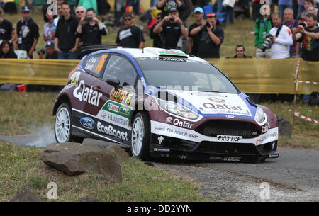 Baumholder, Germania. 24 Ago, 2013. Rally britannico conducente Elfyn Evans e il suo co-pilota Daniel Barritt unità in tutta la blindatura sulla zona di addestramento militare durante la undicesima concorrenza dell' ADAC Rallye Deutschland vicino Baumholder, Germania, 24 agosto 2013. Foto: Thomas Frey/dpa/Alamy Live News Foto Stock