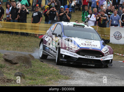 Baumholder, Germania. 24 Ago, 2013. Rally britannico conducente Elfyn Evans e il suo co-pilota Daniel Barritt unità in tutta la blindatura sulla zona di addestramento militare durante la undicesima concorrenza dell' ADAC Rallye Deutschland vicino Baumholder, Germania, 24 agosto 2013. Foto: Thomas Frey/dpa/Alamy Live News Foto Stock