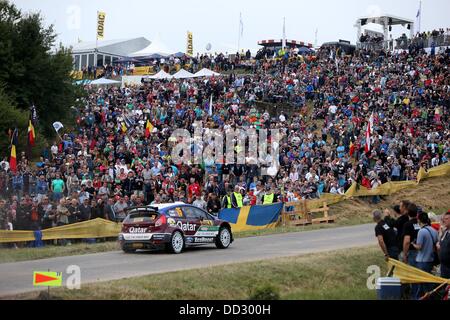 Baumholder, Germania. 24 Ago, 2013. Rally britannico conducente Elfyn Evans e il suo co-pilota Daniel Barritt unità in tutta la blindatura sulla zona di addestramento militare durante la undicesima concorrenza dell' ADAC Rallye Deutschland vicino Baumholder, Germania, 24 agosto 2013. Foto: Thomas Frey/dpa/Alamy Live News Foto Stock