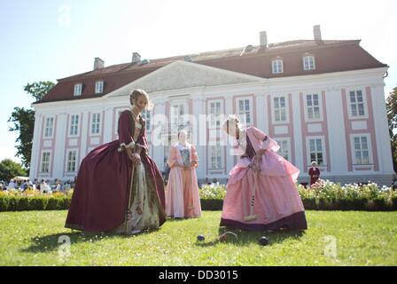 Berlino, Germania. 24 Ago, 2013. Gli attori indossano costumi storici play croquet presso il rococò Festival presso il Castello Friedrichsfelde a Berlino, Germania, 24 agosto 2013. Il festival presenterà danze storiche, un castello fair e concerti nel corso del fine settimana. Foto: JOERG CARSTENSEN/dpa/Alamy Live News Foto Stock