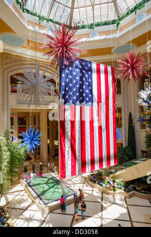 Las Vegas, Nevada - 18 maggio 2012. Un gigante di bandiera americana si blocca in una shopping mall di Las Vegas Foto Stock