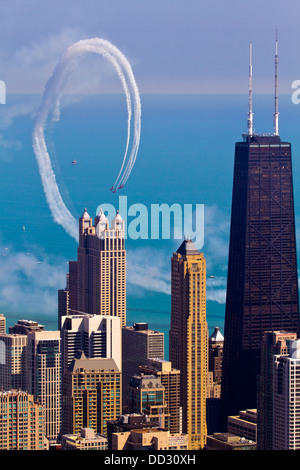 Vista aerea del Chicago IL un aerobatic team di eseguire nei pressi del John Hancock Building. Foto Stock