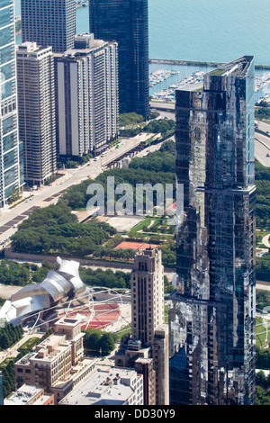 Vista aerea del Chicago IL Jay Pritzker pavilion come visto da Willis Tower (formerly Sears Tower) piattaforma di osservazione. Foto Stock