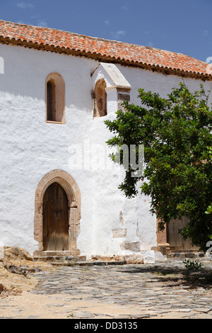 Il vecchio edificio bianco depiciting tradizionale architettura spagnola Foto Stock