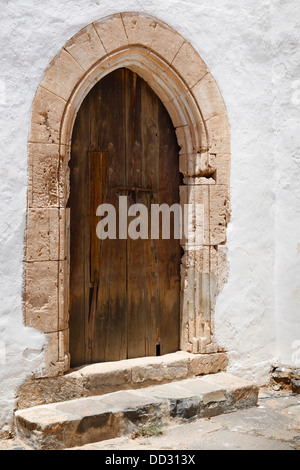 Arcuata storica porta di legno di una vecchia chiesa spagnola Foto Stock