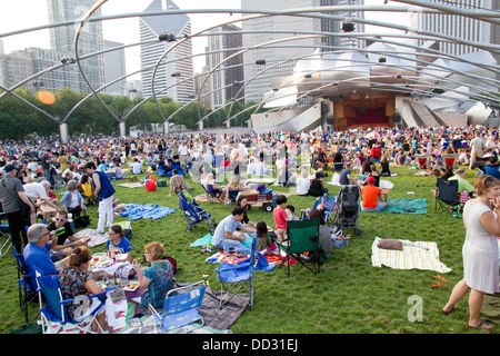 Le persone godono di un concerto pomeridiano in Millennium Park di Chicago, Illinois, Stati Uniti d'America Foto Stock