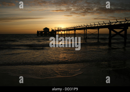 Pier a Totland Bay nell'Isola di Wight, Inghilterra meridionale al tramonto. Girato nell'estate del 2010 con una Canon EOS 400D e piedistallo Foto Stock