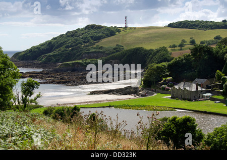 Polridmouth Beach, Cornwall, che è stato presentato in Daphne du Maurier romanzo Rebecca, con la giovane donna a piedi il percorso. Un REGNO UNITO Foto Stock